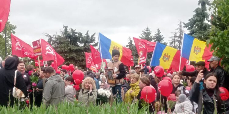Фронтовые песни, флаги и фотографии родных: В Комрате в Марше памяти участвовало небывалое число людей | VIDEO