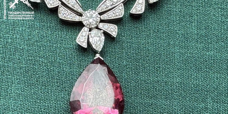 Молдаванин попытался провезти в Беларусь ожерелье за 420 тысяч — теперь его ждут серьезные неприятности