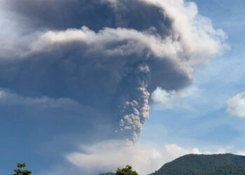 Vulcanul Lewotobi Laki-laki a erupt de opt ori. Indonezia ridică nivelul de alertă