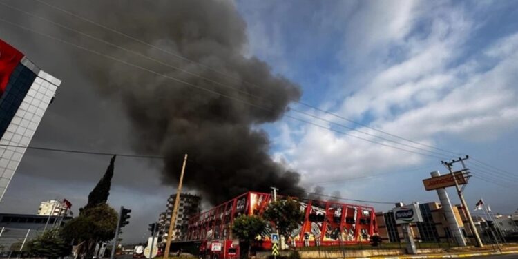 Крупный пожар охватил фабрику аудиовизуальных систем в Турции