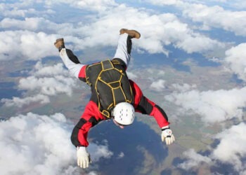 Un parașutist a scăpat iPhone-ul de la 3.000 de metri și l-a găsit intact