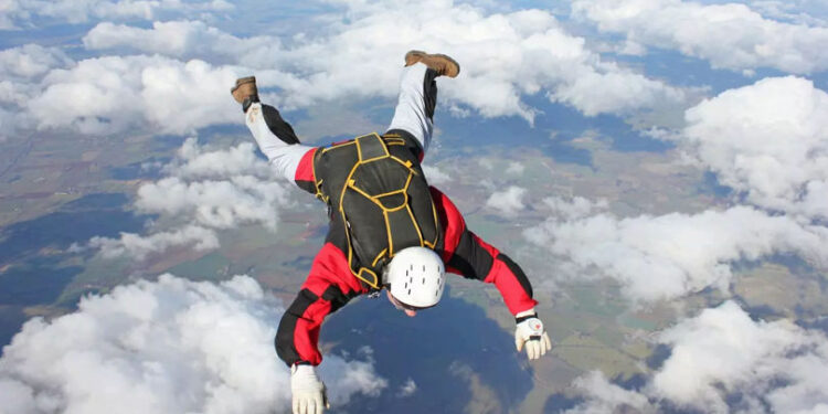 Un parașutist a scăpat iPhone-ul de la 3.000 de metri și l-a găsit intact