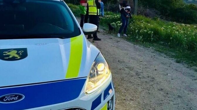 Полицейские обнаружили трехлетнего мальчка, который бродил один рядом с водным каналом