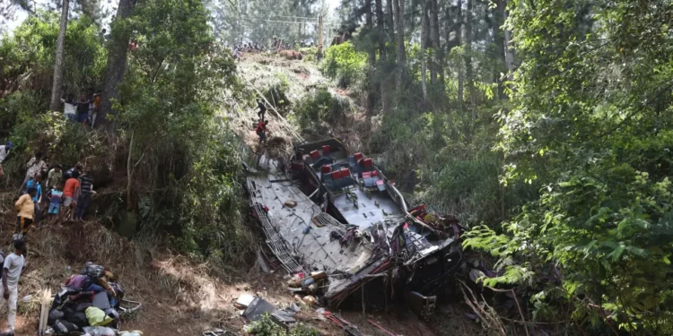 Un autobuz s-a prăbușit de pe o stâncă în Sri Lanka: 21 de persoane au murit