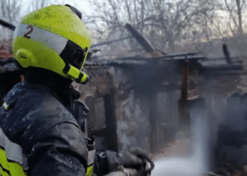 Un bătrân imobilizat, salvat din flăcări de pompieri