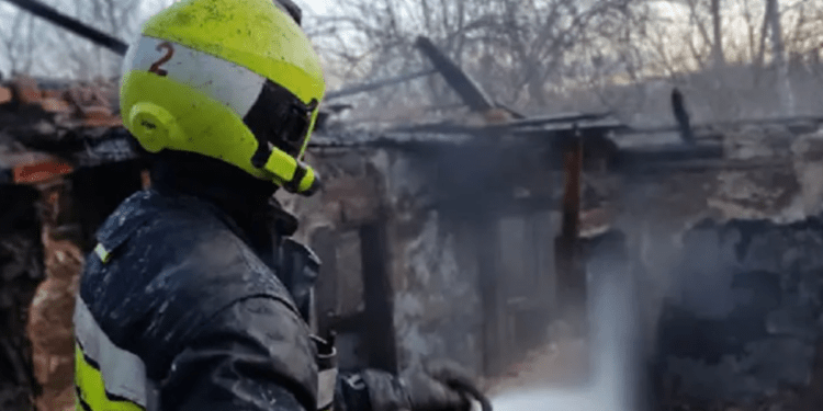 Un bătrân imobilizat, salvat din flăcări de pompieri