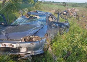 Mașină ruptă în două de un copac, la Glodeni