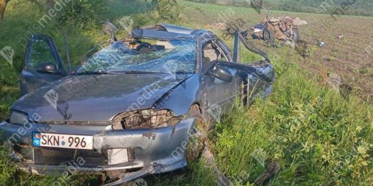 Mașină ruptă în două de un copac, la Glodeni