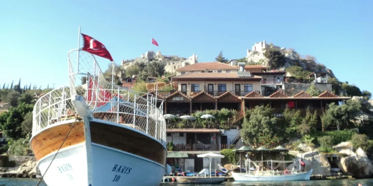 Отели Турции массово закрывают перед сезоном отпусков: нарушения нашли в сотнях гостиниц