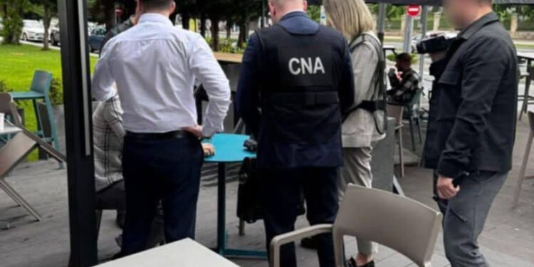 Мужчина задержан с поличным за торговлю влиянием: потребовал 1200 евро за водительские права