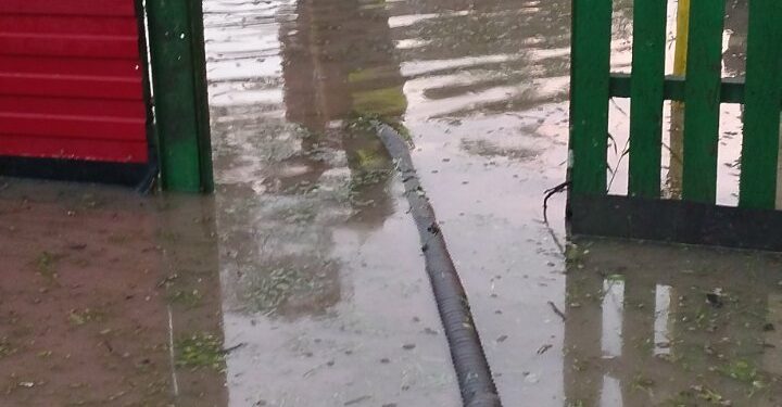 Ploile abundente au provocat inundații și pagube în mai multe localități.