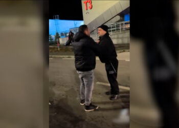 Şoferii din R. Moldova creează din nou probleme pe Aeroportul din Iași. Un bărbat a fost oprit cu spray lacrimogen după ce a parcat ilegal în terminal