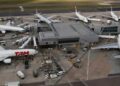 Un avion a luat foc pe unul dintre cele mai aglomerate aeroporturi din lume, după ce copilotul a încurcat stânga cu dreapta