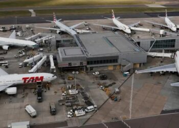 Un avion a luat foc pe unul dintre cele mai aglomerate aeroporturi din lume, după ce copilotul a încurcat stânga cu dreapta