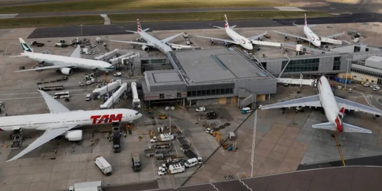 Un avion a luat foc pe unul dintre cele mai aglomerate aeroporturi din lume, după ce copilotul a încurcat stânga cu dreapta