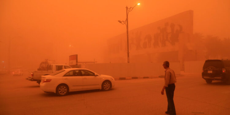 Furtuni de nisip au paralizat Orientul Mijlociu: vizibilitate redusă și cer portocaliu în mai multe țări