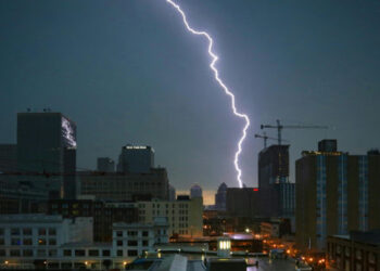 Ploi în nordul și centrul țării, local cu descărcări electrice