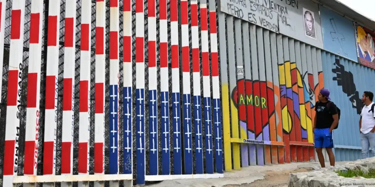 США объявили программу «добровольной самодепортации»