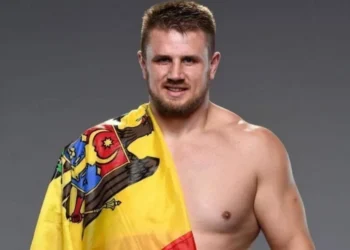 Alexandr Romanov va lupta cu Valentin Moldavski în semifinalele Grand Prix-ului PFL la categoria grea