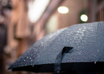 Zi cu vreme schimbătoare: ploi, descărcări electrice și vânt în intensificare