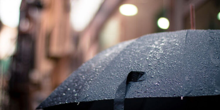 Zi cu vreme schimbătoare: ploi, descărcări electrice și vânt în intensificare