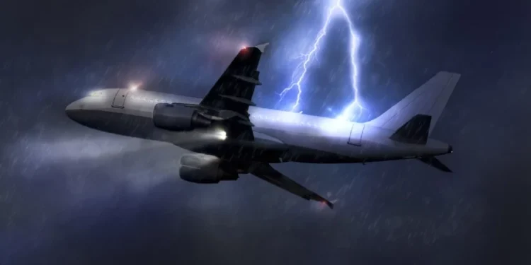 Fulgerul lovește un avion Transavia în timpul zborului din Erevan spre Lyon