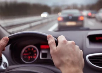 A condus haotic prin oraș: șofer oprit de poliție, testat pozitiv cu Drager