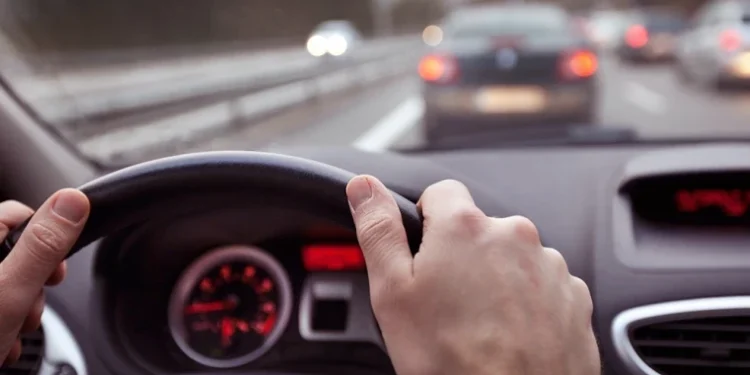 A condus haotic prin oraș: șofer oprit de poliție, testat pozitiv cu Drager