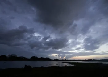 Ploi slabe și descărcări electrice izolate: cum va fi vremea astăzi