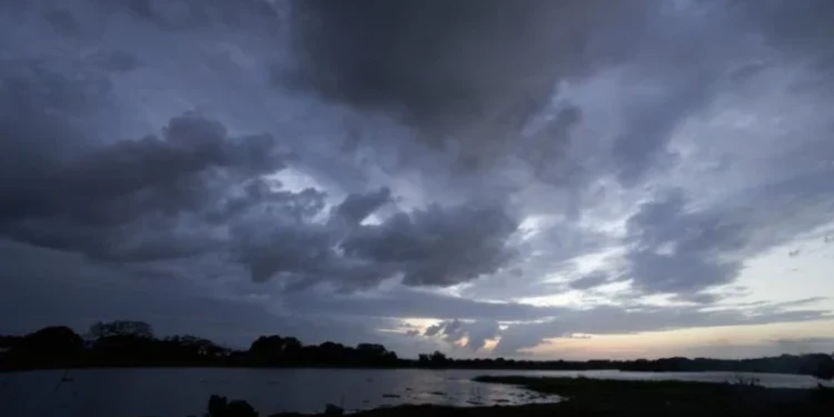 Ploi slabe și descărcări electrice izolate: cum va fi vremea astăzi