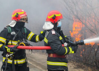 Bărbat salvat din flăcări la Ocnița, sute de păsări – la Strășeni