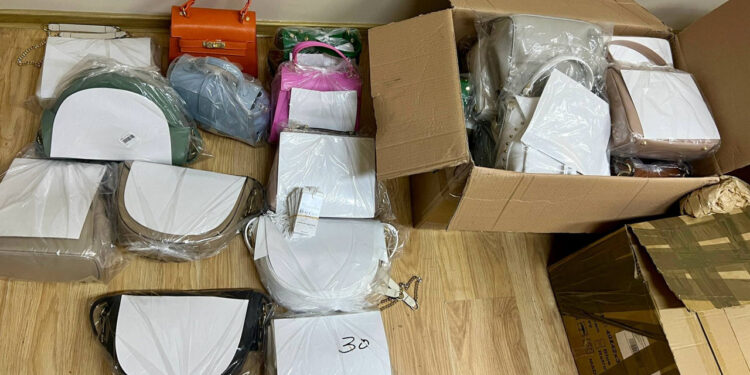 Lot comercial de mărfuri nedeclarate, în valoare de circa 100.000 de lei, depistat de Echipele mobile ale Vămii