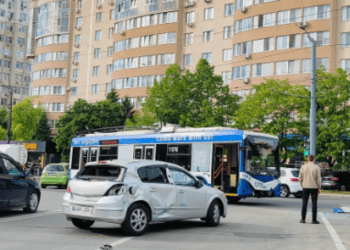 Troleibuz și Opel, implicate într-un accident la Buiucani