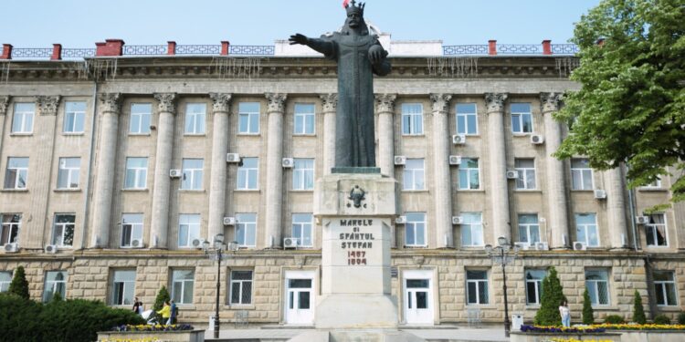 Situaţie excepţională la Bălţi: un gol, depistat sub stratul de beton al carosabilului unei străzi