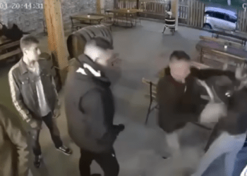 Bătaia de la Vulcănești: Fratele bărbatului care o snopit o tânără în bătaie, încătușat după ce a mers la victimă și a amenințat-o. Agresorul, încă la libertate