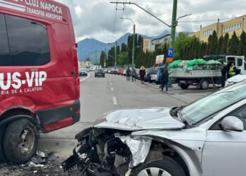 Microbuz cu 15 copii, implicat într-un accident în Brașov. Nouă persoane au fost duse de urgență la spital