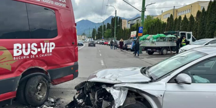 Microbuz cu 15 copii, implicat într-un accident în Brașov. Nouă persoane au fost duse de urgență la spital