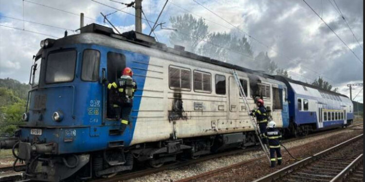 Locomotiva unui tren a luat foc în gara din Sinaia. Peste 120 de călători au fost evacuați de urgență