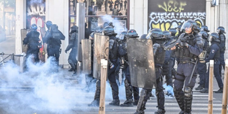 Proteste violente în Franța, de Ziua Muncii. Zeci de manifestanți au fost arestați în mai multe orașe din țară