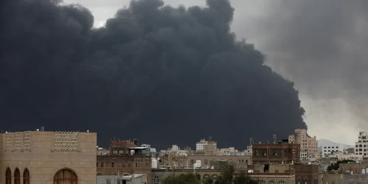 «Аль-Масира»: Израиль разрушил аэропорт в столице Йемена и атакует энергообъекты