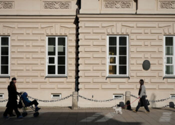Un tânăr a ucis cu toporul o angajată a Universității din Varşovia. A fost arestat după ce a rănit o altă persoană