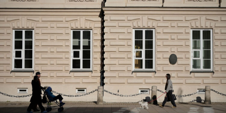 Un tânăr a ucis cu toporul o angajată a Universității din Varşovia. A fost arestat după ce a rănit o altă persoană