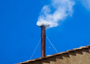 Fum alb la Vatican. A fost ales un nou papă