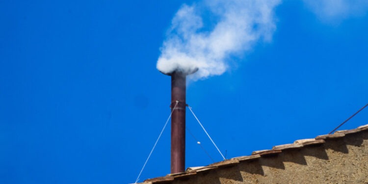 Fum alb la Vatican. A fost ales un nou papă