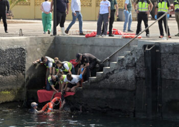 Șapte fete și femei, pasagere pe o barcă cu migranți, au murit înecate într-un port din Insulele Canare. Momentul scufundării vasului