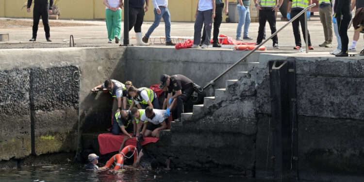 Șapte fete și femei, pasagere pe o barcă cu migranți, au murit înecate într-un port din Insulele Canare. Momentul scufundării vasului