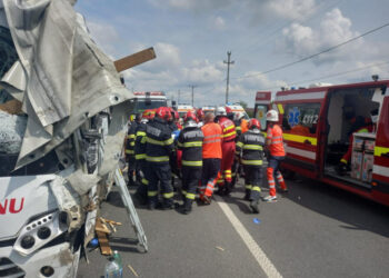 Accident grav în județul Iași între un autocamion şi un autocar cu 28 de oameni: 17 victime transportate la spital