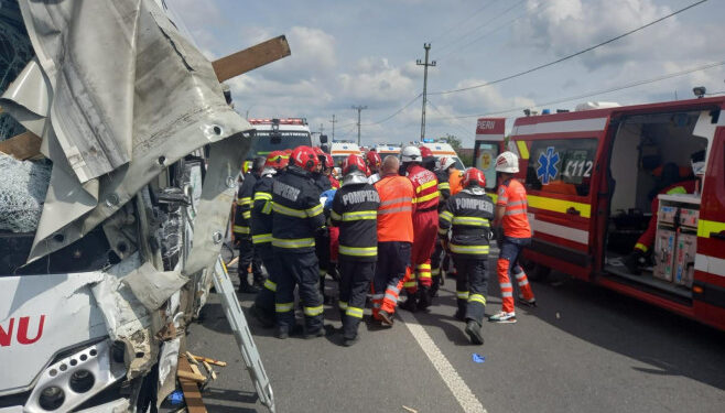 Accident grav în județul Iași între un autocamion şi un autocar cu 28 de oameni: 17 victime transportate la spital