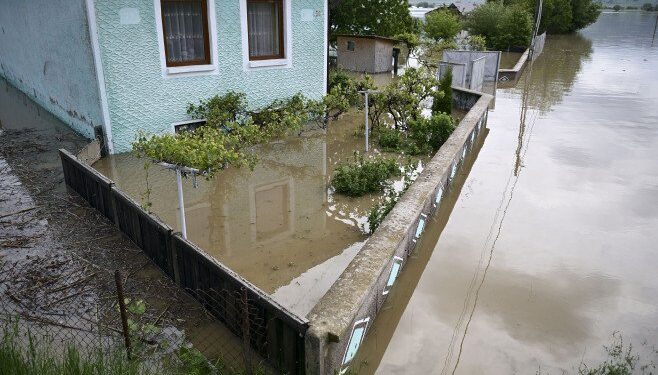 Красный код из-за угрозы наводнений в Румынии, после проливных дождей