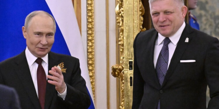Premierul slovac a luat în derâdere „încercările UE de a-l împiedica să participe la parada de la Moscova”. Ce a vorbit cu Putin